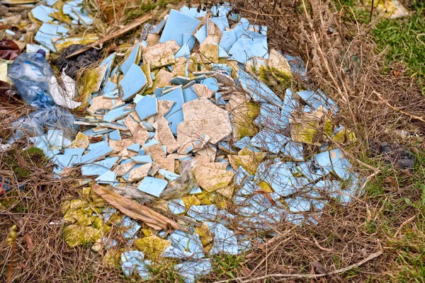 Blaue Keramikfliese auf Müllkippe. Hintergrund — Stockfoto