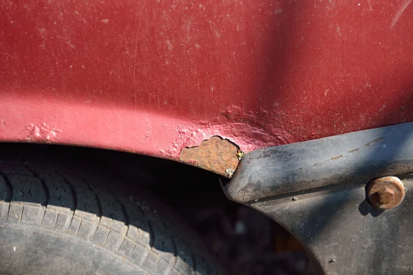 Deel van een roestig wiel van een zeer oude auto — Stockfoto