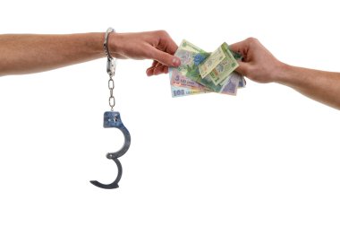 Kelepçeli rüşvet veren bir adamın elini