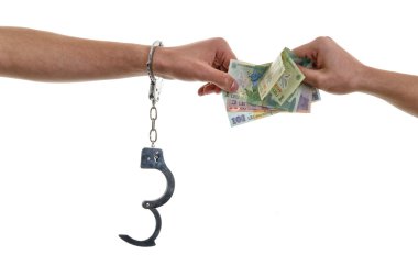 Kelepçeli rüşvet veren bir adamın elini