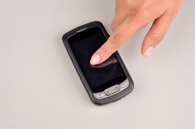 genç kadın onun parmak boş akıllı telefon ile temas