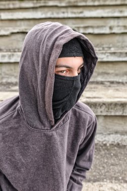 eski üzerinde oturan siyah yün giyen tanınmaz halde genç adam