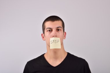 Genç dur Not onun dudağında ile