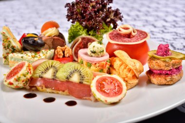 Atipasto ve farklı appetiz ile yemek tabağı kapatın