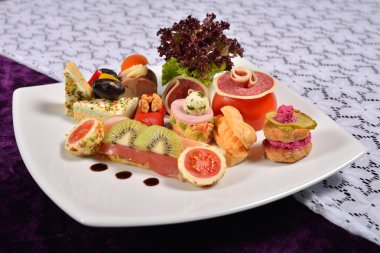 İle farklı meze (meyve meze ve yemek tabağı