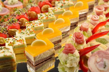 Meze ve farklı yolla ile yemek tabağı kapatın