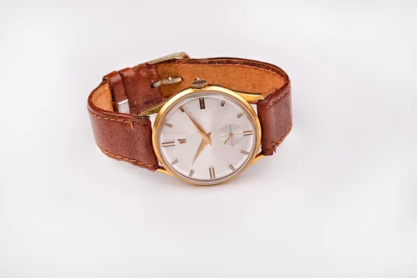 Oude klassieke horloge voor man met bruine riem op wit — Stockfoto