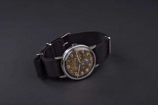Старые классические наручные часы для человека на черном — стоковое фото
