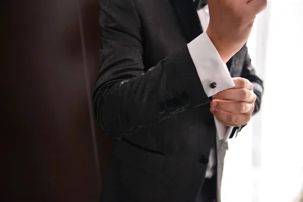 Ένας άνθρωπος που φοράει κοστούμι και λευκό πουκάμισο και cufflink σε κοντινό πλάνο — Φωτογραφία Αρχείου