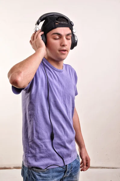 Adolescente escuchando música con auriculares — Foto de Stock