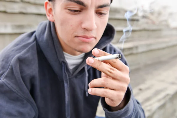 十几岁的男孩吸烟室外。年轻人们 w 的概念 — 图库照片