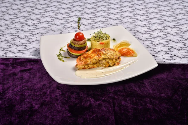 Salmão grelhado e legumes, menu de um restaurante — Fotografia de Stock