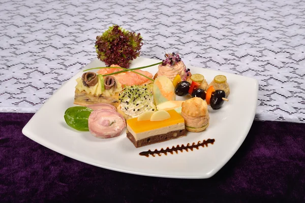 Antipasto e prato de catering com diferentes aperitivos (frutas , — Fotografia de Stock