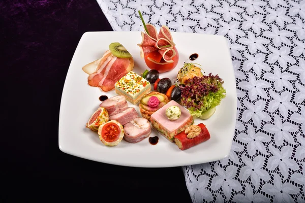 Antipasto e prato de catering com diferentes aperitivos (frutas , — Fotografia de Stock