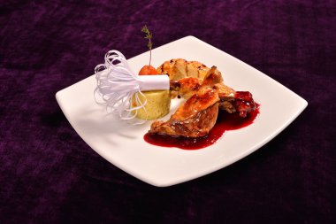 Sırlı ördek ayağı, trüf yağı, incir ve soslu risotto