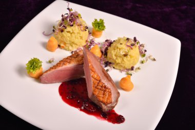 Ördek göğsü berry sos ve kırmızı soğan Filiz bir risotto ile