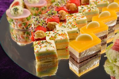 Meze ve farklı yolla ile yemek tabağı kapatın