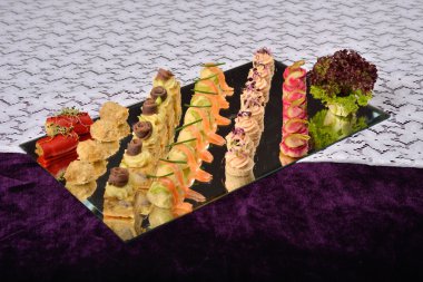Farklı meze, restau ile meze ve yemek tabağı