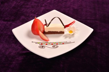 Beyaz porselen tabak içinde Haşlanmış armut ile kaplama tatlı