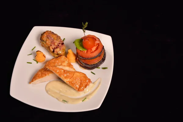 Schnitzel peito de frango com legumes (tomate, berinjela) e — Fotografia de Stock