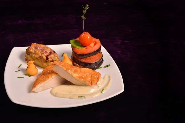 Schnitzel peito de frango com legumes (tomate, berinjela) e — Fotografia de Stock