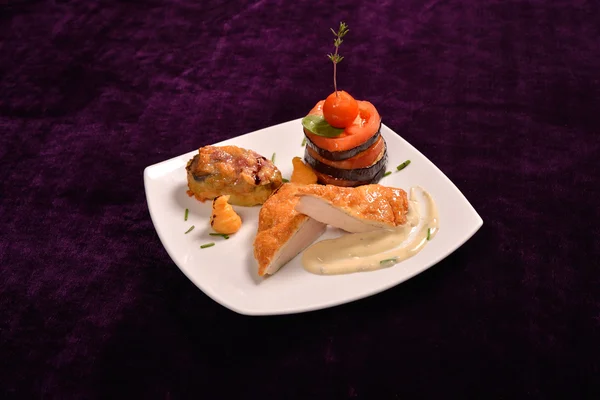 Schnitzel peito de frango com legumes (tomate, berinjela) e — Fotografia de Stock