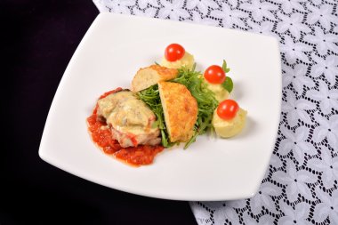 domuz eti kabuklu peynir domates ve biber soslu patates püresi,