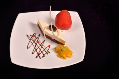 Beyaz porselen tabak içinde Haşlanmış armut ile kaplama tatlı