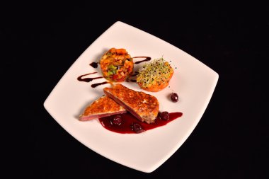 ördek göğsü parmesan kabuk, kızılcık sosu ve bir ratatuille