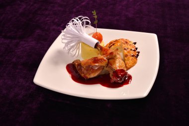 Sırlı ördek ayağı, trüf yağı, incir ve soslu risotto