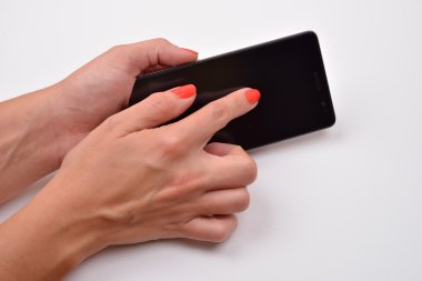 Cep telefonu üzerinde beyaz izole yazarak bir kadın portre çekim