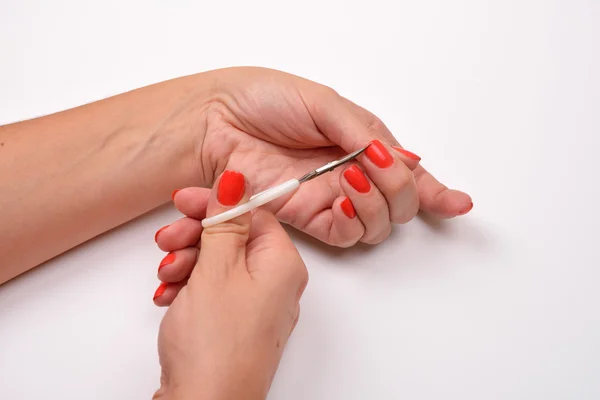 Zorg voor nagelriemen. Hand met schaar voor manicure geïsoleerde o — Stockfoto