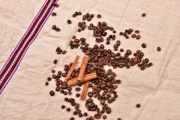 Granos de café con palitos de canela en textura vintage. Tostado co —  Fotos de Stock