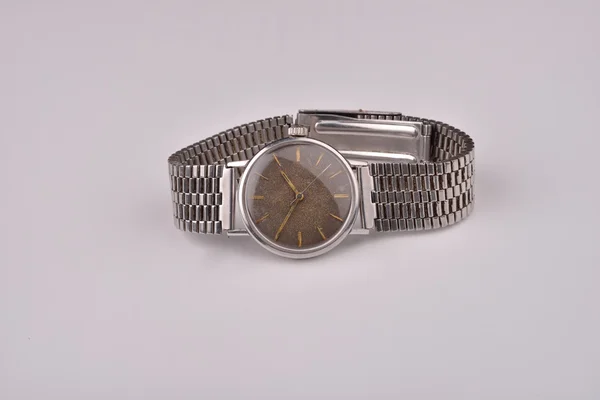 Antiguo reloj de pulsera clásico para hombre con correa de metal Imágenes de stock libres de derechos