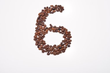 Kahve çekirdekleri beyaz arka plan üzerinde izole üzerinden altı numara. Aşk 