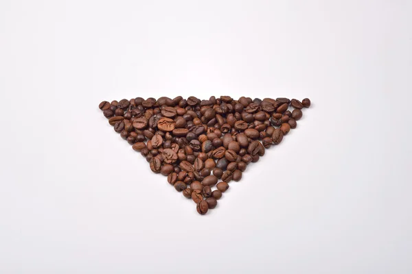 烘培咖啡豆在白色背景上的三角形状。爱 — 图库照片