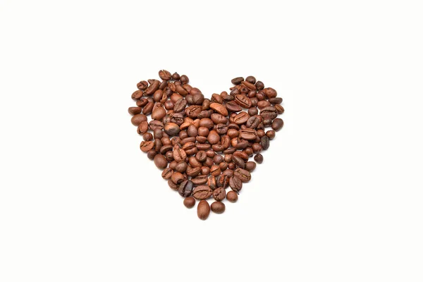 Жареные кофейные зерна в форме сердца. Концепция любви — стоковое фото