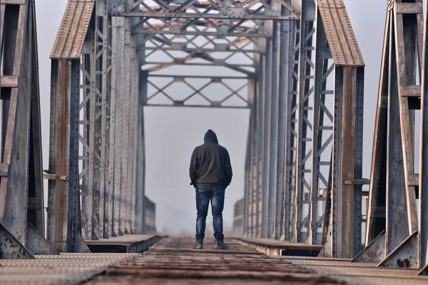 Adolescente triste em depressão sentado na ponte ao pôr do sol . — Fotografia de Stock