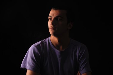 İçinde PT ile ayakta t-shirt giyen genç adam portresi eller