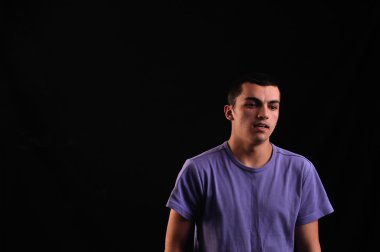 Poz t-shirt giyen neşeli genç adam portresi