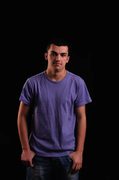 Portrét mladého muže na sobě tričko, při pohledu na fotoaparát — Stock fotografie