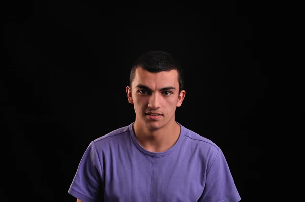 Retrato de un joven con camiseta mirando a la cámara — Foto de Stock