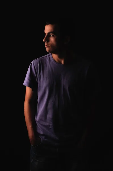 Portrait of young man wearing t-shirt standing with hands in poc — Stock Photo, Image