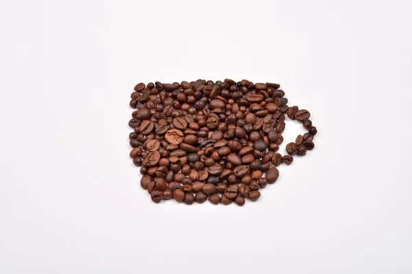 Imagen de taza de café hecha de granos de café sobre un fondo blanco —  Fotos de Stock