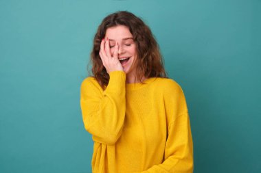 Mutluluğun yatay resimleri, facepalm oluşturur, olumlu kıkırdarlar, gözlerinizi kapalı tutun, iyi bir ruh hali gibi, içeride poz verin, inanılmaz bilgiler duyun, mutlu ve güzel bir duruma tepki verin.