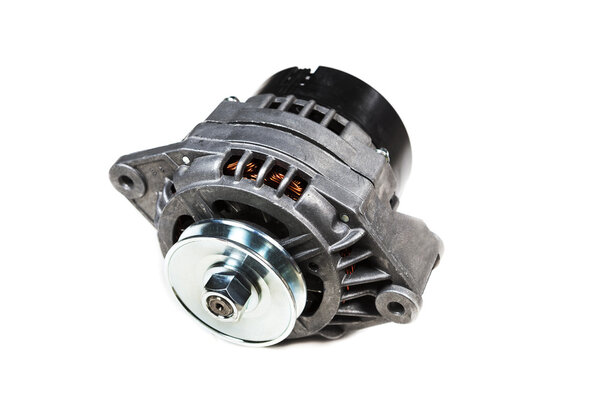 Автомобильный генератор изолирован на белом фоне
