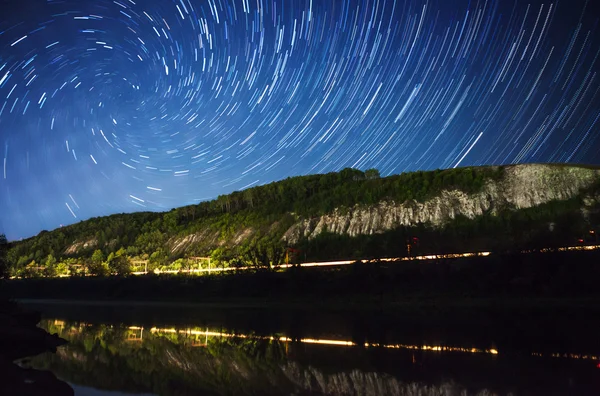 Bir güzel gece gökyüzü, Samanyolu, sarmal star yollar ve ağaçlar