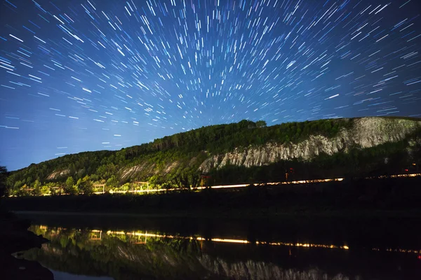 Bellissimo cielo notturno, la Via Lattea, sentieri stellari e gli alberi — Foto Stock