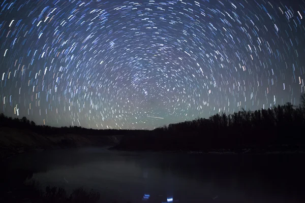 Un hermoso cielo nocturno, la Vía Láctea, senderos estelares y los árboles —  Fotos de Stock