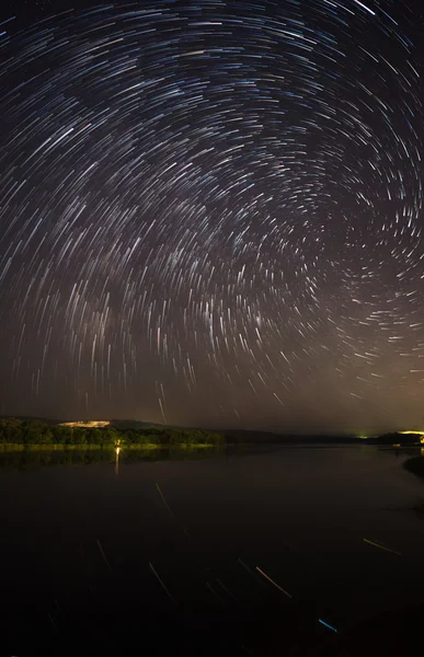 美しい夜空、スパイラル スター トレイルと森 — ストック写真